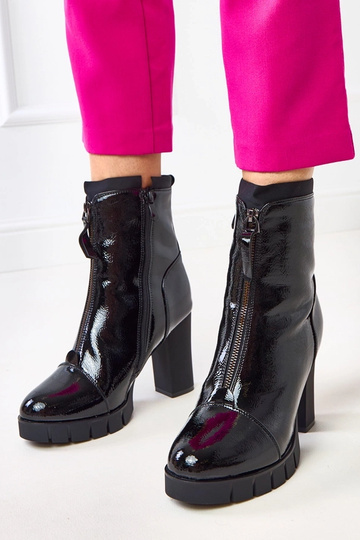 Schwarze lackierte...