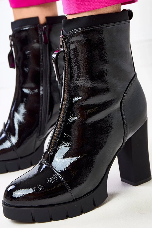 Schwarze lackierte Stiefeletten auf...