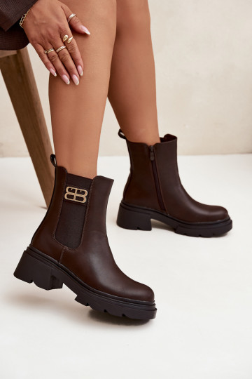 stylische Stiefel Feminin Ze goldene Farbem Detalem sich Zuarm laufen braune Farbe Serene