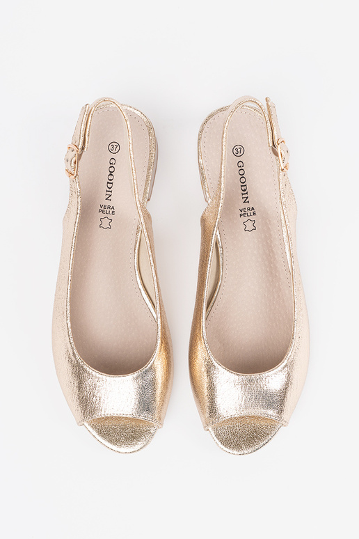 Goldene Sandalen mit niedrigem Absatz Goldene Sandalen mit niedrigem Absatz