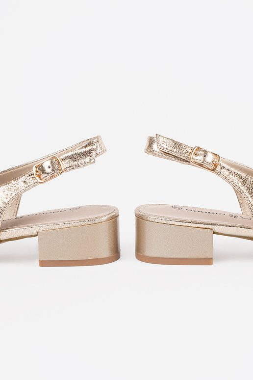 Goldene Sandalen mit niedrigem Absatz Goldene Sandalen mit niedrigem Absatz