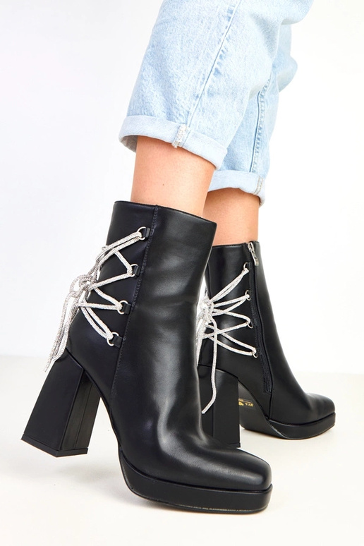 Schwarze Stiefeletten mit Blockabsatz... Schwarze Stiefeletten mit Blockabsatz...