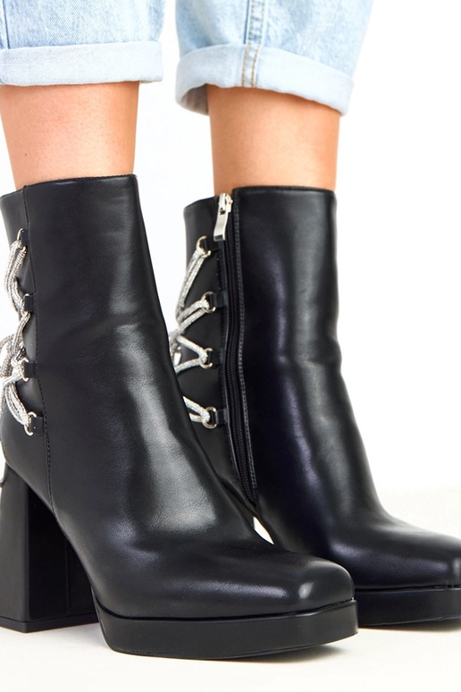 Schwarze Stiefeletten mit Blockabsatz... Schwarze Stiefeletten mit Blockabsatz...