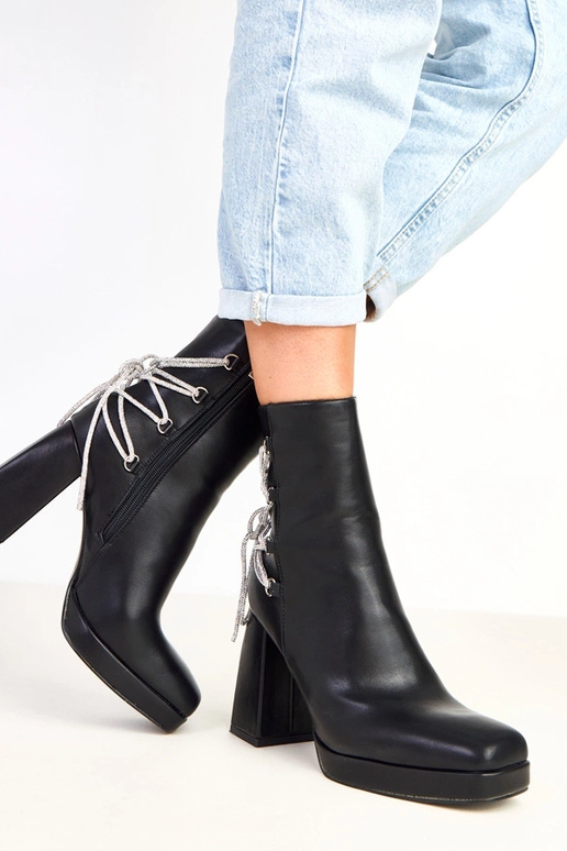 Schwarze Stiefeletten mit Blockabsatz... Schwarze Stiefeletten mit Blockabsatz...