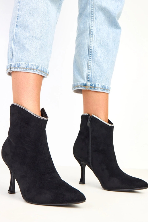 Schwarze Damen-Stiefeletten mit... Schwarze Damen-Stiefeletten mit...