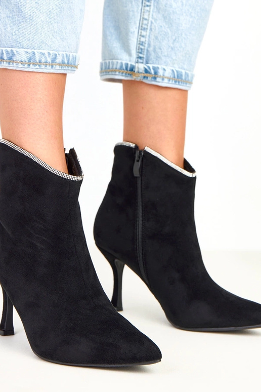 Schwarze Damen-Stiefeletten mit... Schwarze Damen-Stiefeletten mit...