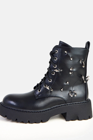 Schwarze Stiefeletten mit Plattform und metallischen Verzierungen Ebony 2