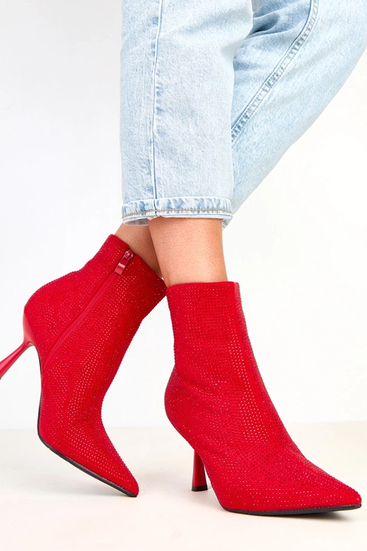 Rote Stiefeletten mit Absatz und... Rote Stiefeletten mit Absatz und...