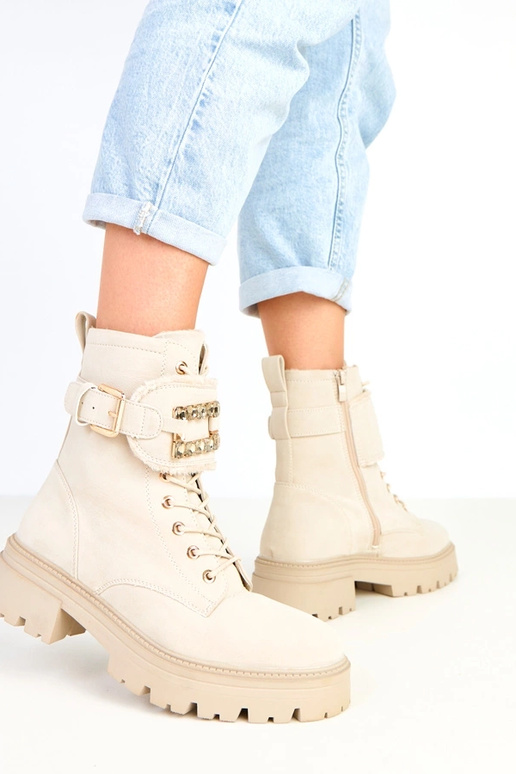 Beige warme Stiefeletten auf... Beige warme Stiefeletten auf...