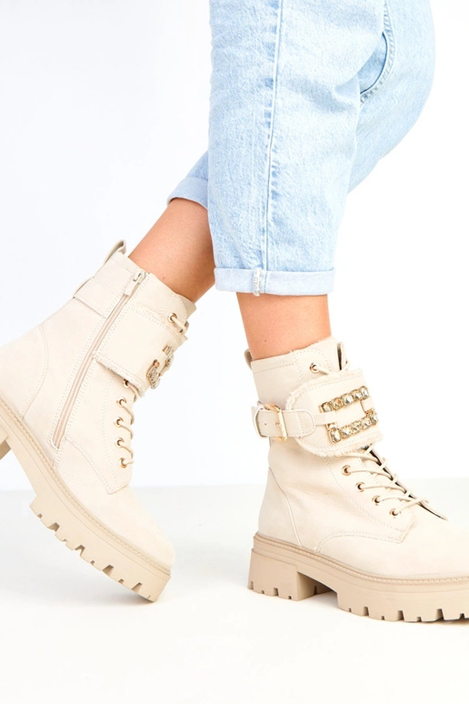 Beige warme Stiefeletten auf... Beige warme Stiefeletten auf...
