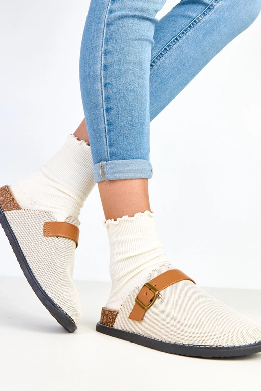 Braune Clogs auf Kork-Plateau mit... Braune Clogs auf Kork-Plateau mit...