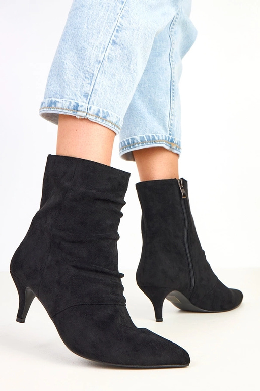 Schwarze Stiefeletten mit Falten Karen