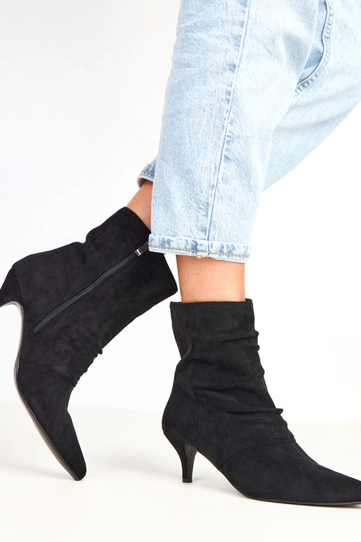 Schwarze Stiefeletten mit Falten Karen