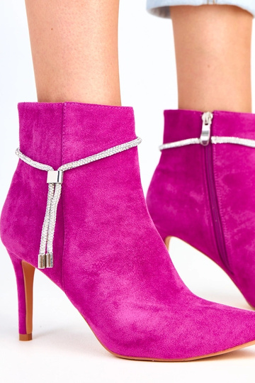 Violette Stiefeletten auf Absatz mit dekorativer Kette Ivey