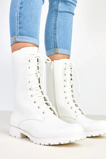 Weiße Stiefeletten auf...