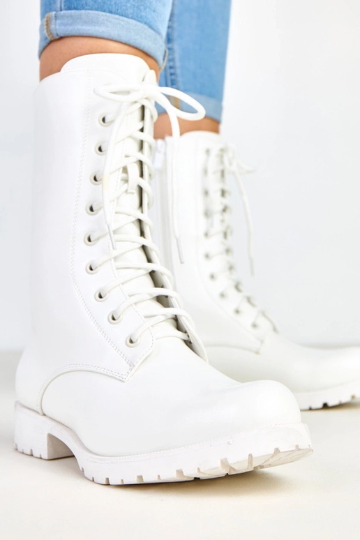 Weiße Stiefeletten auf niedrigem...