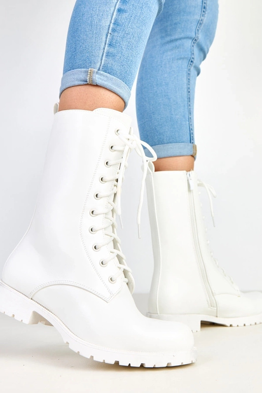 Weiße Stiefeletten auf niedrigem...