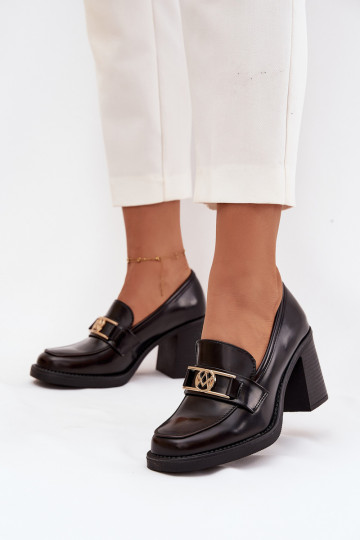 Schuhe Feminin mit Absätzen Ze goldene Farbem Detalem CzekoladoZue Privelle 2