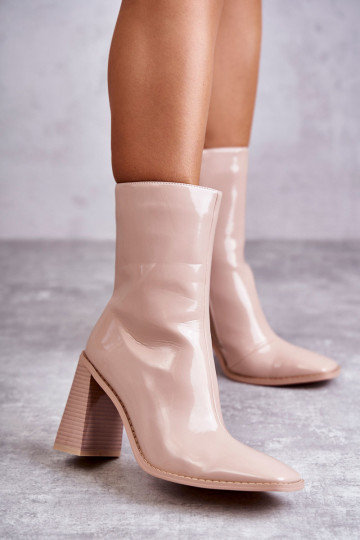 Sandfarbene Damenstiefel mit Lackeffekt 2