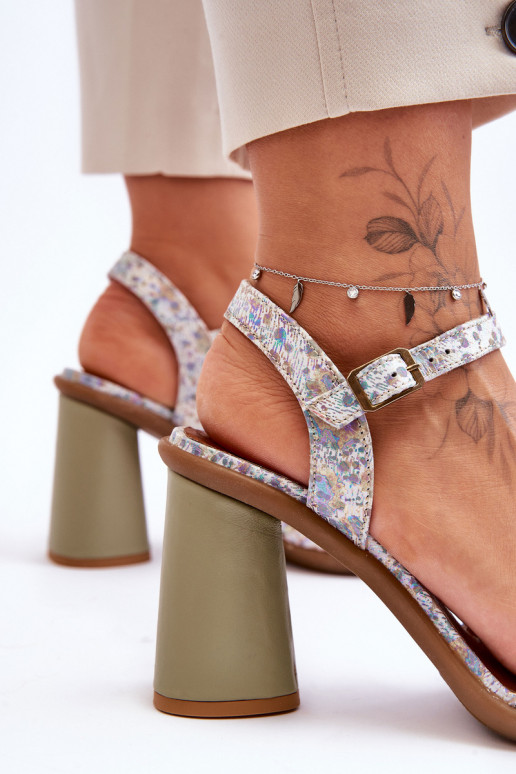 Damensandalen mit Absatz Es mussciejka 06029-24 INeiß-grüne Farbe Damensandalen mit Absatz Es mussciejka 06029-24 INeiß-grüne Farbe