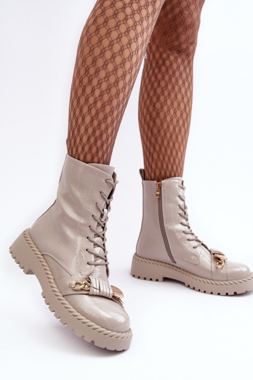 Feminin mit Lackeffekt Arbeitsstiefeletten mit Ornamenten D&A MR870-67 graue Farbe Feminin mit Lackeffekt Arbeitsstiefeletten mit Ornamenten D&A MR870-67 graue Farbe