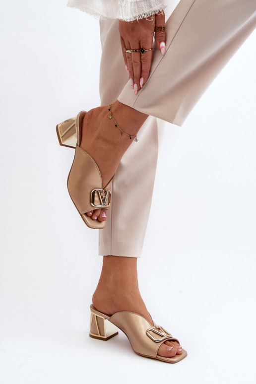 Eleganter Stil Damenhausschuhe mit Absätzen Laura Messi 2771 goldene Farbe Eleganter Stil Damenhausschuhe mit Absätzen Laura Messi 2771 goldene Farbe