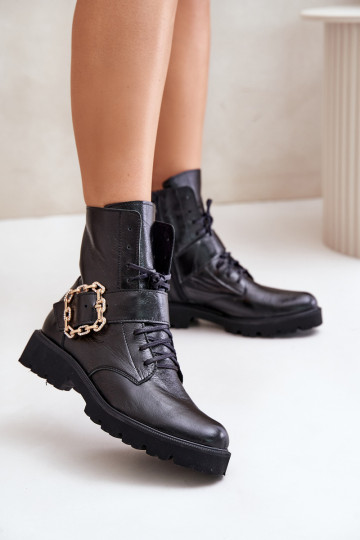 Ankle Boots mit Lackeffekt dekoriert mit Schnallen schwarz Zazoo 2951 2