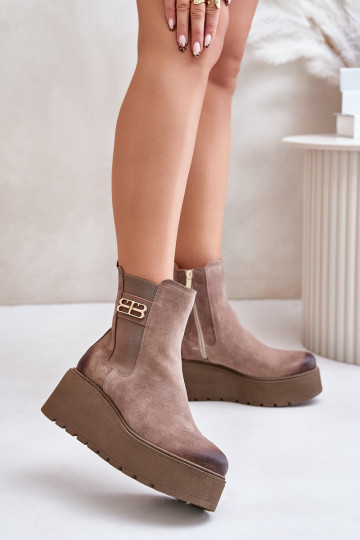 Zazoo 60498 Damen stylische Wildlederstiefeletten mit Plateau und Keil, sandfarbene Farbe 2