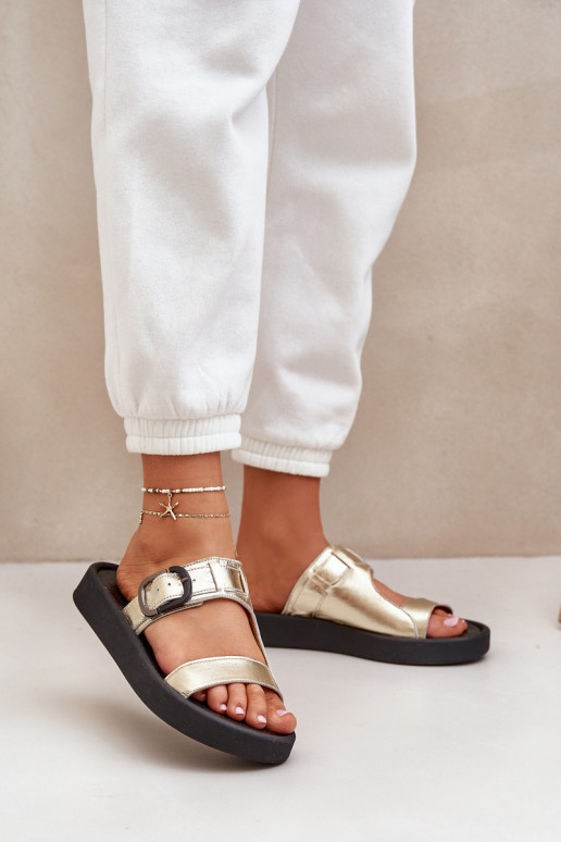 Lederhausschuhe Feminin mit einer Plattform Zazoo 3024 goldene Farbe