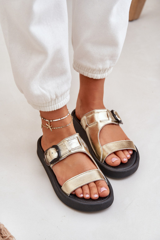 Lederhausschuhe Feminin mit einer Plattform Zazoo 3024 goldene Farbe