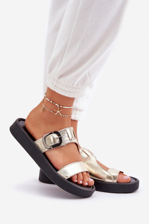 Lederhausschuhe Feminin mit einer Plattform Zazoo 3024 goldene Farbe