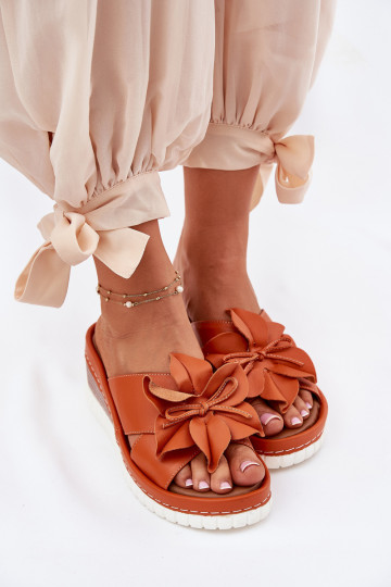 Lederhausschuhe Feminin Auf einem Keil Mit Dekorationen Eine Blume Artiker 52C0505 orange Farbe