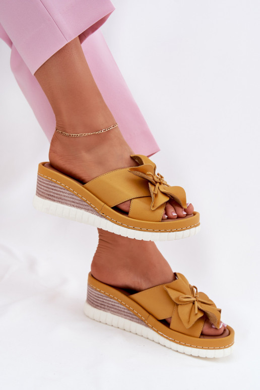 Lederhausschuhe Feminin Auf einem Keil Mit Dekorationen Eine Blume Artiker 52C0504 gelbe Farbe Lederhausschuhe Feminin Auf einem Keil Mit Dekorationen Eine Blume Artiker 52C0504 gelbe Farbe