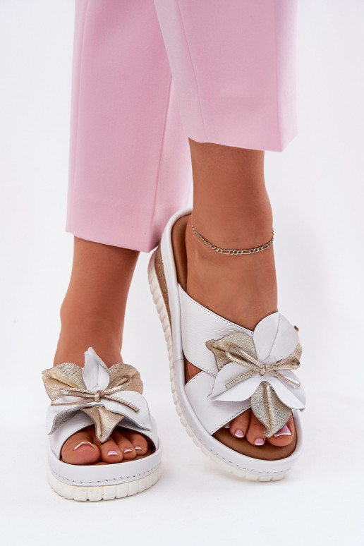 Lederhausschuhe Feminin Auf einem Keil Mit Dekorationen Eine Blume Artiker 52C0537 Zueiße Farbe