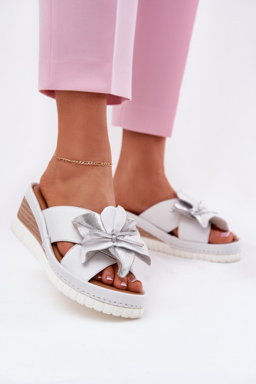 Lederhausschuhe Feminin Auf einem Keil Mit Dekorationen Eine Blume Artiker 54C0538 INeiß-Silberfarbe 2