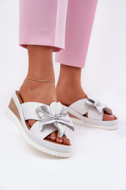 Lederhausschuhe Feminin Auf einem Keil Mit Dekorationen Eine Blume Artiker 54C0538 INeiß-Silberfarbe Lederhausschuhe Feminin Auf einem Keil Mit Dekorationen Eine Blume Artiker 54C0538 INeiß-Silberfarbe