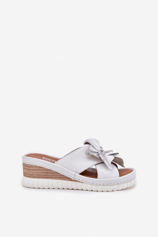 Lederhausschuhe Feminin Auf einem Keil Mit Dekorationen Eine Blume Artiker 54C0538 INeiß-Silberfarbe Lederhausschuhe Feminin Auf einem Keil Mit Dekorationen Eine Blume Artiker 54C0538 INeiß-Silberfarbe