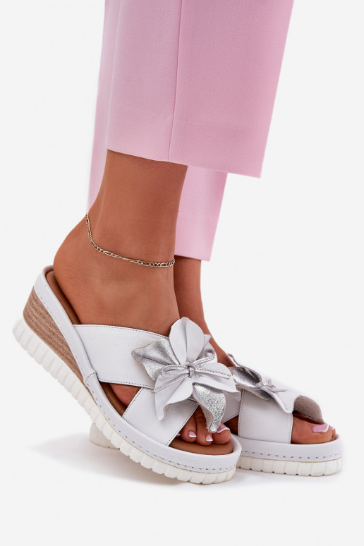 Lederhausschuhe Feminin Auf einem Keil Mit Dekorationen Eine Blume Artiker 54C0538 INeiß-Silberfarbe Lederhausschuhe Feminin Auf einem Keil Mit Dekorationen Eine Blume Artiker 54C0538 INeiß-Silberfarbe