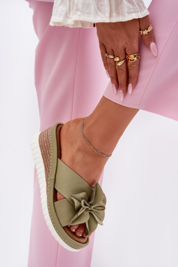 Lederhausschuhe Feminin Auf einem Keil Mit Dekorationen Eine Blume Artiker 52C0503 grüne Farbe 2