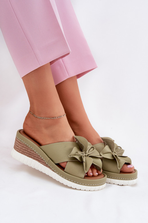 Lederhausschuhe Feminin Auf einem Keil Mit Dekorationen Eine Blume Artiker 52C0503 grüne Farbe Lederhausschuhe Feminin Auf einem Keil Mit Dekorationen Eine Blume Artiker 52C0503 grüne Farbe