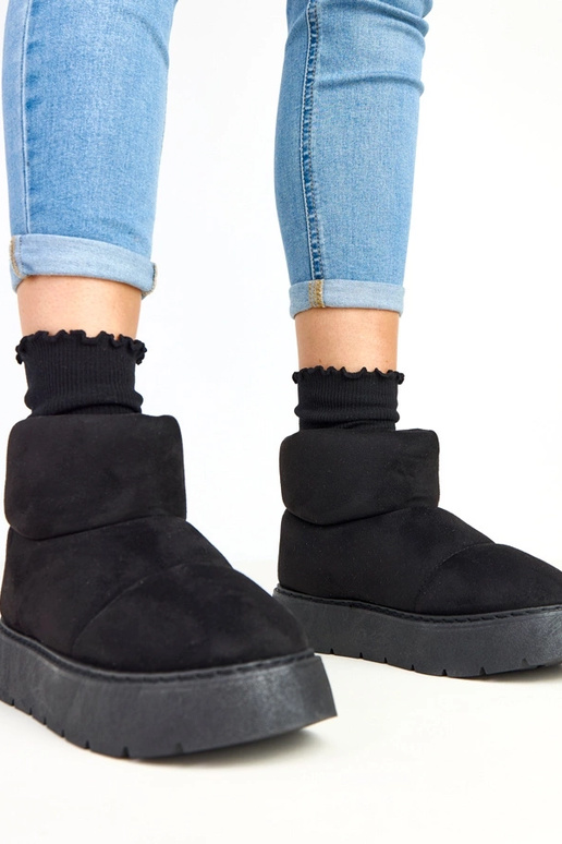 Schwarze gefütterte Schneestiefel auf... Schwarze gefütterte Schneestiefel auf...