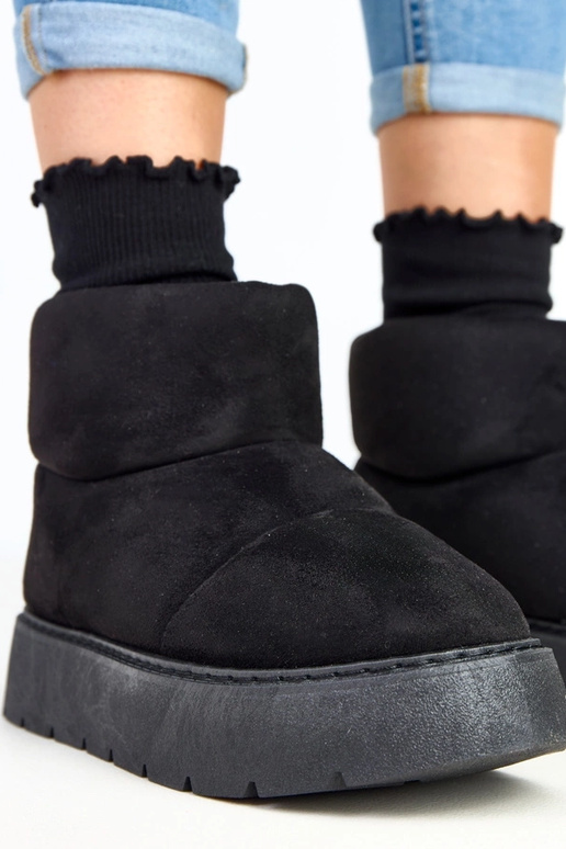 Schwarze gefütterte Schneestiefel auf... Schwarze gefütterte Schneestiefel auf...