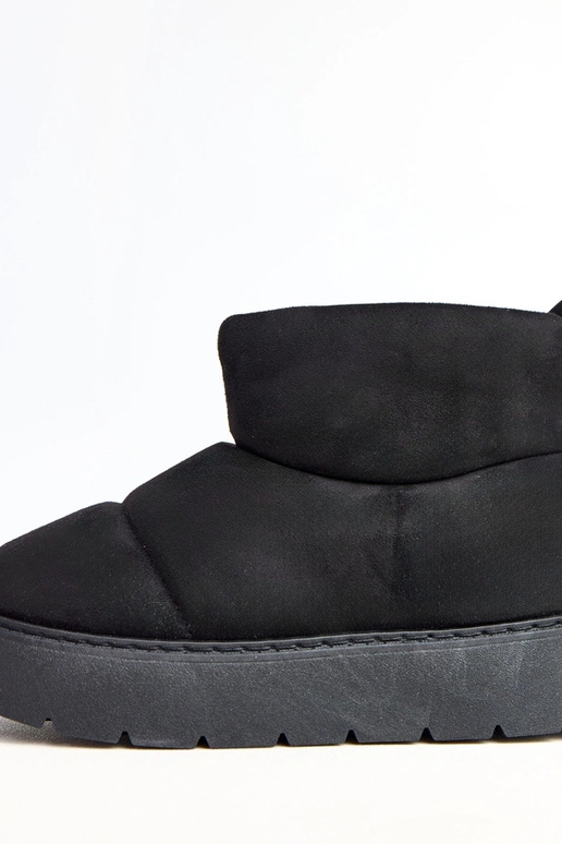 Schwarze gefütterte Schneestiefel auf... Schwarze gefütterte Schneestiefel auf...