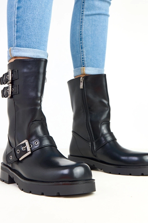 Schwarze Stiefeletten auf... Schwarze Stiefeletten auf...