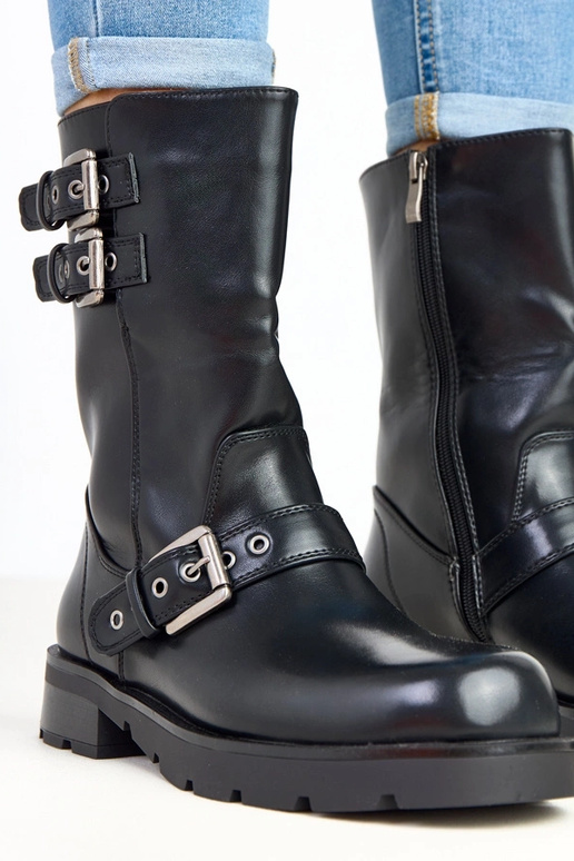 Schwarze Stiefeletten auf... Schwarze Stiefeletten auf...