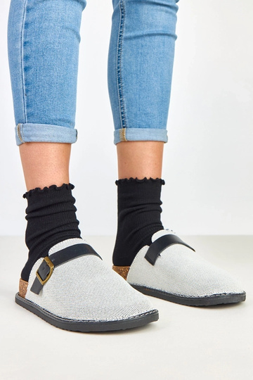 Schwarze Schlappen auf...