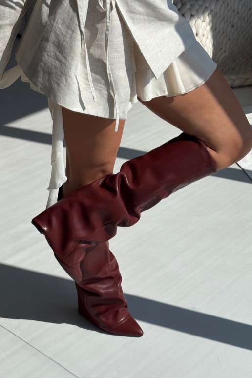 Wärmende Damenstiefel mit eingearbeitetem Schaft und Absatz, burgunderfarbene Farbe, Elivira