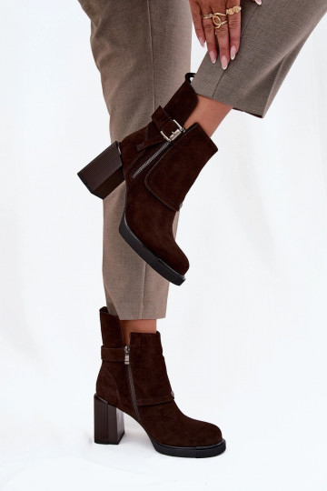 Stiefeletten aus natürlichem Wildleder mit Absätzen und Schnallen, Vinceza 91152, schokoladenfarben