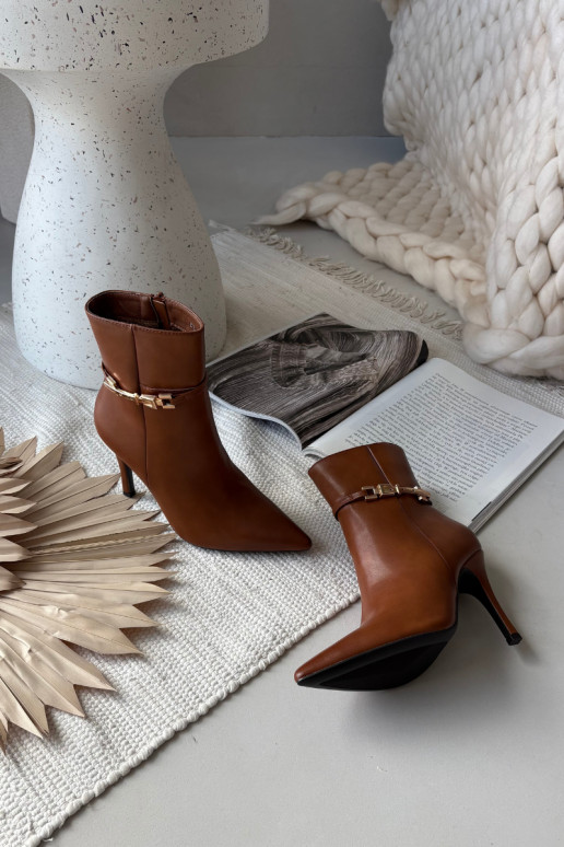 Braune gefütterte Damen-Stiefeletten mit dünnen Absätzen, Riemen und goldenen Elementen „Bellisse"