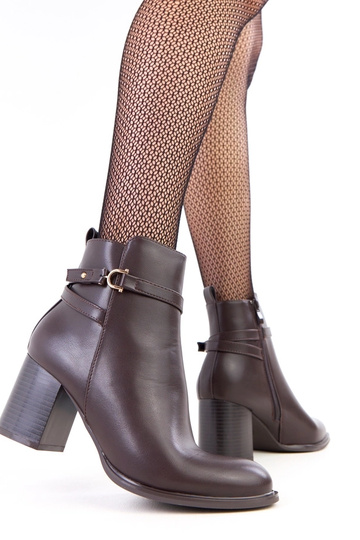 Braune Stiefeletten mit dekorativem Riemen am Schaft Klaus